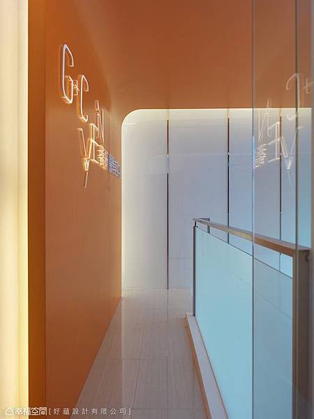 橘色系的暖度由壁延伸上天花，燈箱手法呈現的品牌名稱，即便是過路者也能從外清楚而見，以達最佳行銷效果。.jpg