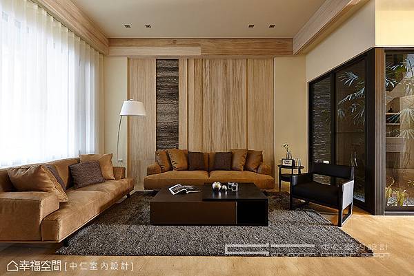 設計師在沙發主牆上，使用風化木與洞石作層次的變化，溫潤整體空間的氛圍，並圍塑視覺的豐富美感。.jpg
