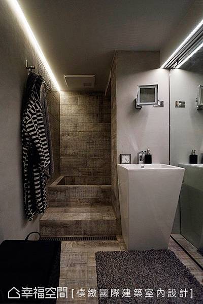 木紋肌理鋪敘地坪，一路延伸至浴缸與淋浴空間，彷彿感受在大自然裡沐浴那般快意。.jpg