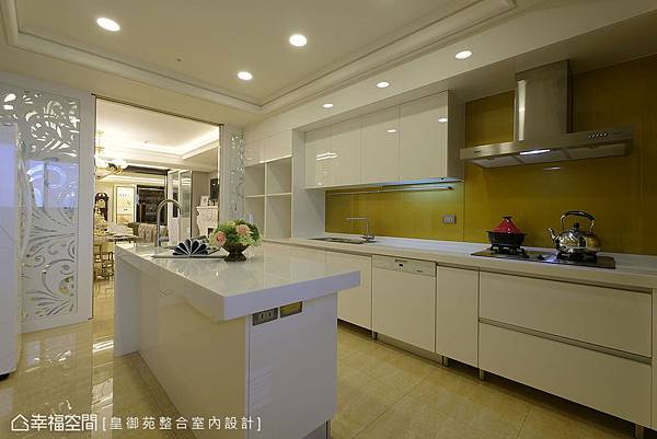 金色的烤漆玻璃搭配白色的廚房意象，讓廚房空間感擴大延伸，進駐的中島與依功能不同分開使用的水槽，讓烹飪更有效率！.jpg