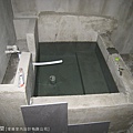 ▲砌好的浴池要先注滿水靜置數天，確定不會滲漏再進行最後的貼磚美化。.jpg