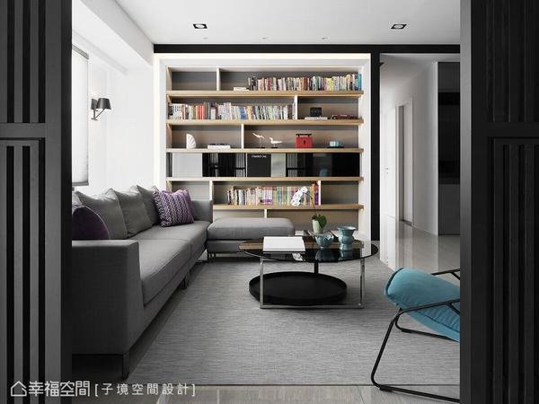 將次臥牆面拆除改為書櫃，不僅書籍有了收納位置，客廳也能作為閱讀空間使用；此外，在櫃體框緣嵌入燈源，增添光氛的情境層次。.jpg
