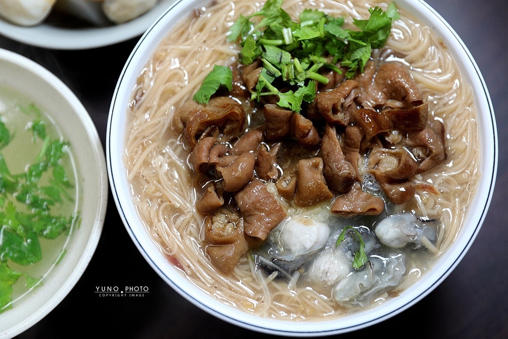 阿珍大腸麵線，北醫美食，料好實在，蚵仔肥美的好吃麵線，老闆也很客氣