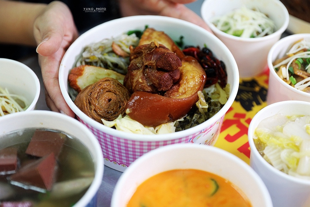 鹿港洪爌肉飯，台中美食， 在地人大推超厚切的霸氣爌肉飯