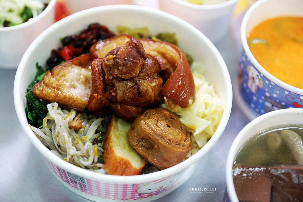 鹿港洪爌肉飯，台中美食， 在地人大推超厚切的霸氣爌肉飯