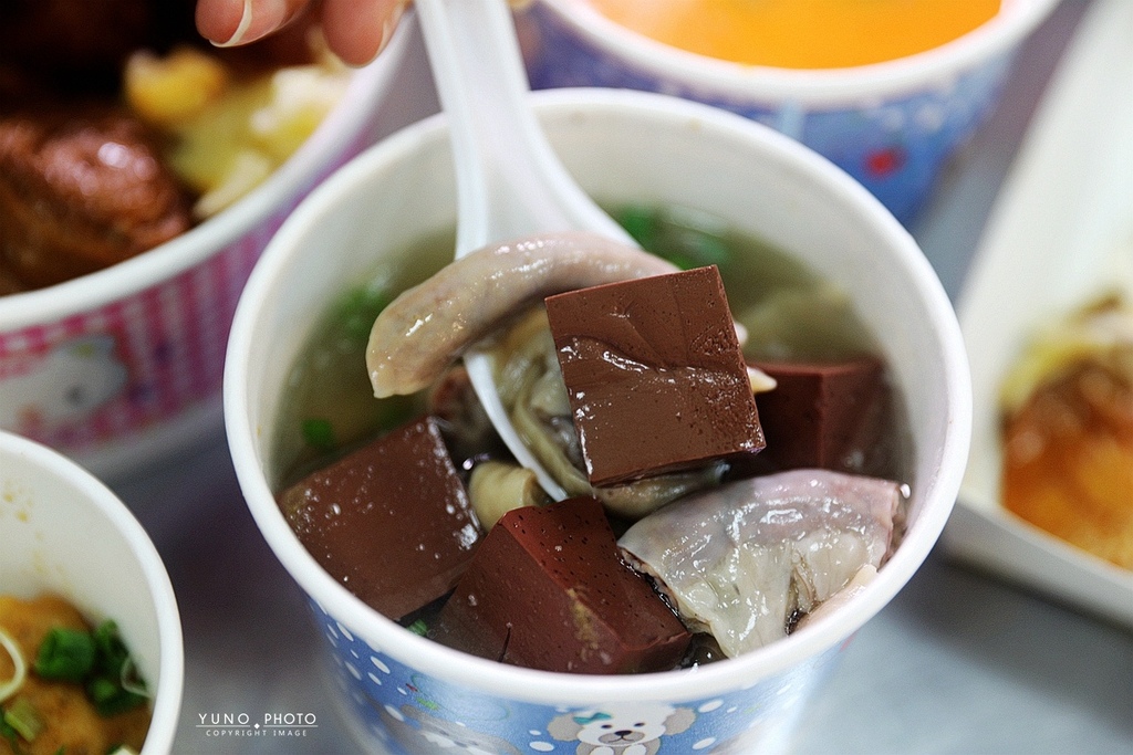 鹿港洪爌肉飯，台中美食， 在地人大推超厚切的霸氣爌肉飯