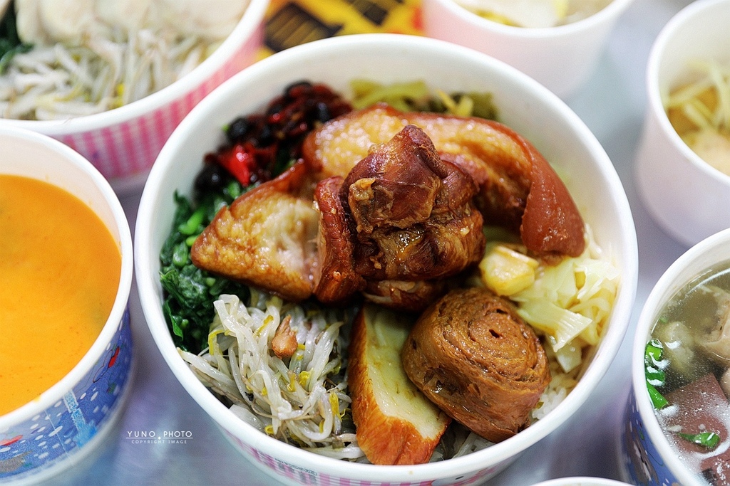 鹿港洪爌肉飯，台中美食， 在地人大推超厚切的霸氣爌肉飯