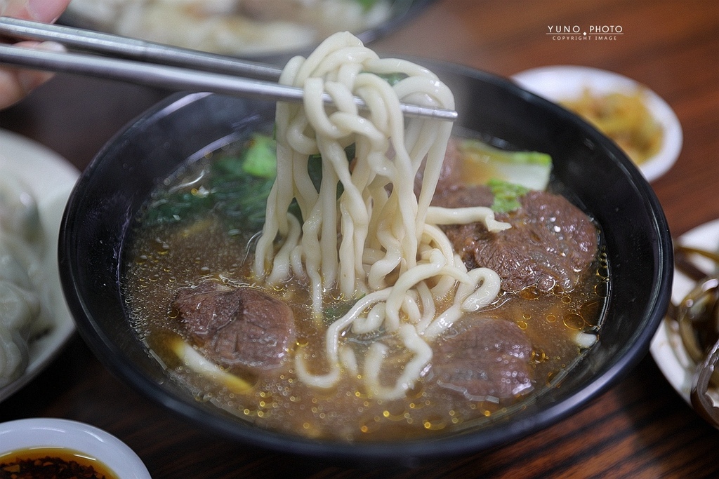 上佳原汁牛肉麵，台中美食，在地人激推！濃郁甘甜湯頭&牛肉Q彈有嚼勁。