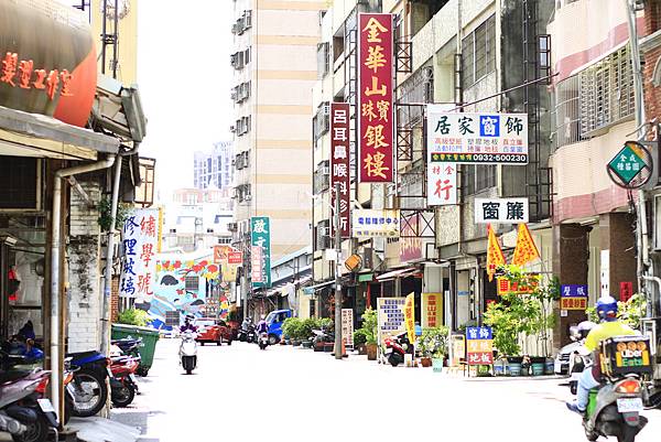 台中南投一日遊小旅行∣萬和宮古蹟巡禮x南屯老街、市場尋飽趣。