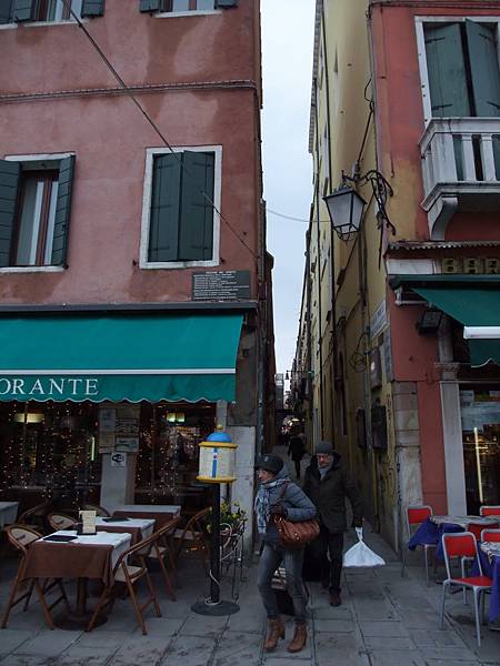 威尼斯很多這種小巷道