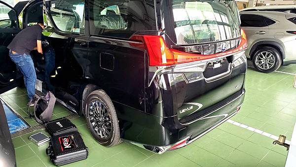 來自澳洲的汽車改裝品牌VAITRIX麥翠斯有最廣泛的車種適用產品,含汽油、柴油、油電混合車專用電子油門控制加速器,搭配外掛晶片及內寫,達到最高品質且無後遺症之動力提升,也可由專屬藍芽App–AirForce GO切換一階、二階、三階ECU模式。外掛晶片及電子油門控制器不影響原車引擎保固,搭配不眩光儀錶,提升馬力同時監控愛車狀況。VAITRIX另有馬力提升專用水噴射可程式電腦及全組套件,改裝愛車不傷車。 適用品牌車款: Audi奧迪、BMW寶馬、Porsche保時捷、Benz賓士、Honda本田、Toyota豐田、Mitsubishi三菱、Mazda馬自達、Nissan日產、Subaru速霸陸、VW福斯、Volvo富豪、Luxgen納智捷、Ford福特、Chevrolet雪佛蘭、Hyundai現代、Skoda; Altis、crv、chr、kicks、cla45、ct200h、q2、camry、golf gti、polo、kuga、tiida、u7、rav4、odyssey...等。