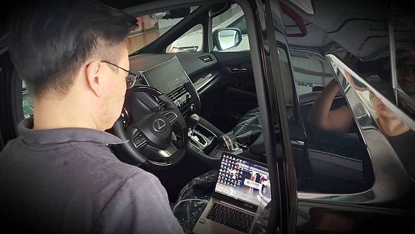 來自澳洲的汽車改裝品牌VAITRIX麥翠斯有最廣泛的車種適用產品,含汽油、柴油、油電混合車專用電子油門控制加速器,搭配外掛晶片及內寫,達到最高品質且無後遺症之動力提升,也可由專屬藍芽App–AirForce GO切換一階、二階、三階ECU模式。外掛晶片及電子油門控制器不影響原車引擎保固,搭配不眩光儀錶,提升馬力同時監控愛車狀況。VAITRIX另有馬力提升專用水噴射可程式電腦及全組套件,改裝愛車不傷車。 適用品牌車款: Audi奧迪、BMW寶馬、Porsche保時捷、Benz賓士、Honda本田、Toyota豐田、Mitsubishi三菱、Mazda馬自達、Nissan日產、Subaru速霸陸、VW福斯、Volvo富豪、Luxgen納智捷、Ford福特、Chevrolet雪佛蘭、Hyundai現代、Skoda; Altis、crv、chr、kicks、cla45、ct200h、q2、camry、golf gti、polo、kuga、tiida、u7、rav4、odyssey...等。