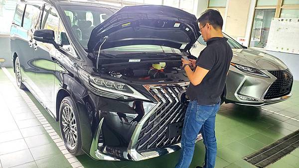來自澳洲的汽車改裝品牌VAITRIX麥翠斯有最廣泛的車種適用產品,含汽油、柴油、油電混合車專用電子油門控制加速器,搭配外掛晶片及內寫,達到最高品質且無後遺症之動力提升,也可由專屬藍芽App–AirForce GO切換一階、二階、三階ECU模式。外掛晶片及電子油門控制器不影響原車引擎保固,搭配不眩光儀錶,提升馬力同時監控愛車狀況。VAITRIX另有馬力提升專用水噴射可程式電腦及全組套件,改裝愛車不傷車。 適用品牌車款: Audi奧迪、BMW寶馬、Porsche保時捷、Benz賓士、Honda本田、Toyota豐田、Mitsubishi三菱、Mazda馬自達、Nissan日產、Subaru速霸陸、VW福斯、Volvo富豪、Luxgen納智捷、Ford福特、Chevrolet雪佛蘭、Hyundai現代、Skoda; Altis、crv、chr、kicks、cla45、ct200h、q2、camry、golf gti、polo、kuga、tiida、u7、rav4、odyssey...等。