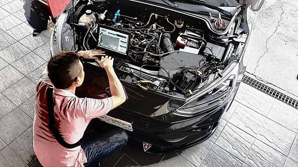 來自澳洲的汽車改裝品牌VAITRIX麥翠斯有最廣泛的車種適用產品，含汽油、柴油、油電混合車專用電子油門控制加速器，搭配外掛晶片及內寫，達到最高品質且無後遺症之動力提升，也可由專屬藍芽App–AirForce GO切換一階、二階、三階ECU模式。外掛晶片及電子油門控制器不影響原車引擎保固，搭配不眩光儀錶，提升馬力同時監控愛車狀況。VAITRIX另有馬力提升專用水噴射可程式電腦及全組套件，改裝愛車不傷車。  適用品牌車款： Audi奧迪、BMW寶馬、Porsche保時捷、Benz賓士、Honda本田、Toyota豐田、Mitsubishi三菱、Mazda馬自達、Nissan日產、Subaru速霸陸、VW福斯、Volvo富豪、Luxgen納智捷、Ford福特、Chevrolet雪佛蘭、Hyundai現代、Skoda; Altis、crv、chr、kicks、cla45、ct200h、q2、camry、golf gti、polo、kuga、tiida、u7、rav4、odyssey...等。