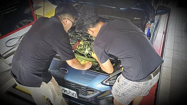 來自澳洲的汽車改裝品牌VAITRIX麥翠斯有最廣泛的車種適用產品，含汽油、柴油、油電混合車專用電子油門控制加速器，搭配外掛晶片及內寫，達到最高品質且無後遺症之動力提升，也可由專屬藍芽App–AirForce GO切換一階、二階、三階ECU模式。外掛晶片及電子油門控制器不影響原車引擎保固，搭配不眩光儀錶，提升馬力同時監控愛車狀況。VAITRIX另有馬力提升專用水噴射可程式電腦及全組套件，改裝愛車不傷車。  適用品牌車款： Audi奧迪、BMW寶馬、Porsche保時捷、Benz賓士、Honda本田、Toyota豐田、Mitsubishi三菱、Mazda馬自達、Nissan日產、Subaru速霸陸、VW福斯、Volvo富豪、Luxgen納智捷、Ford福特、Chevrolet雪佛蘭、Hyundai現代、Skoda; Altis、crv、chr、kicks、cla45、ct200h、q2、camry、golf gti、polo、kuga、tiida、u7、rav4、odyssey...等。