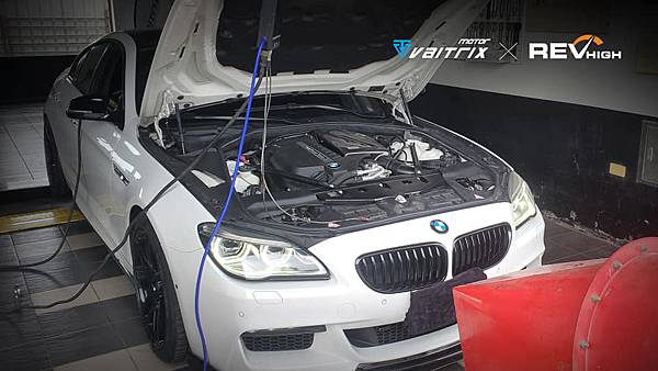 來自澳洲的汽車改裝品牌VAITRIX麥翠斯有最廣泛的車種適用產品，含汽油、柴油、油電混合車專用電子油門控制加速器，搭配外掛晶片及內寫，達到最高品質且無後遺症之動力提升，也可由專屬藍芽App–AirForce GO切換一階、二階、三階ECU模式。外掛晶片及電子油門控制器不影響原車引擎保固，搭配不眩光儀錶，提升馬力同時監控愛車狀況。VAITRIX另有馬力提升專用水噴射可程式電腦及全組套件，改裝愛車不傷車。  適用品牌車款： Audi奧迪、BMW寶馬、Porsche保時捷、Benz賓士、Honda本田、Toyota豐田、Mitsubishi三菱、Mazda馬自達、Nissan日產、Subaru速霸陸、VW福斯、Volvo富豪、Luxgen納智捷、Ford福特、Chevrolet雪佛蘭、Hyundai現代、Skoda; Altis、crv、chr、kicks、cla45、ct200h、q2、camry、golf gti、polo、kuga、tiida、u7、rav4、odyssey...等。