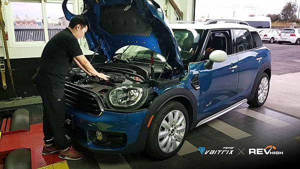 來自澳洲的汽車改裝品牌VAITRIX麥翠斯有最廣泛的車種適用產品，含汽油、柴油、油電混合車專用電子油門控制加速器，搭配外掛晶片及內寫，達到最高品質且無後遺症之動力提升，也可由專屬藍芽App–AirForce GO切換一階、二階、三階ECU模式。外掛晶片及電子油門控制器不影響原車引擎保固，搭配不眩光儀錶，提升馬力同時監控愛車狀況。VAITRIX另有馬力提升專用水噴射可程式電腦及全組套件，改裝愛車不傷車。  適用品牌車款： Audi奧迪、BMW寶馬、Porsche保時捷、Benz賓士、Honda本田、Toyota豐田、Mitsubishi三菱、Mazda馬自達、Nissan日產、Subaru速霸陸、VW福斯、Volvo富豪、Luxgen納智捷、Ford福特、Chevrolet雪佛蘭、Hyundai現代、Skoda; Altis、crv、chr、kicks、cla45、ct200h、q2、camry、golf gti、polo、kuga、tiida、u7、rav4、odyssey...等。