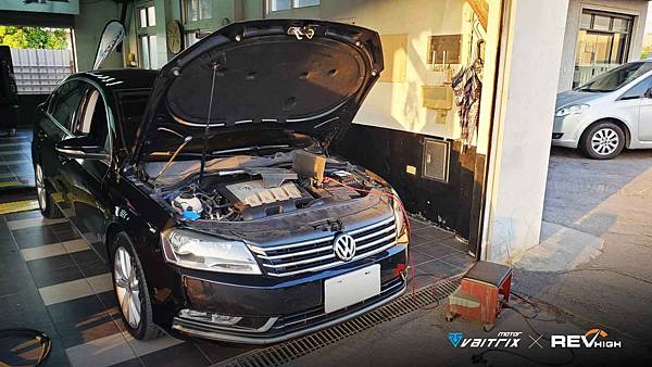 來自澳洲的汽車改裝品牌VAITRIX麥翠斯有最廣泛的車種適用產品，含汽油、柴油、油電混合車專用電子油門控制加速器，搭配外掛晶片及內寫，達到最高品質且無後遺症之動力提升，也可由專屬藍芽App–AirForce GO切換一階、二階、三階ECU模式。外掛晶片及電子油門控制器不影響原車引擎保固，搭配不眩光儀錶，提升馬力同時監控愛車狀況。VAITRIX另有馬力提升專用水噴射可程式電腦及全組套件，改裝愛車不傷車。  適用品牌車款： Audi奧迪、BMW寶馬、Porsche保時捷、Benz賓士、Honda本田、Toyota豐田、Mitsubishi三菱、Mazda馬自達、Nissan日產、Subaru速霸陸、VW福斯、Volvo富豪、Luxgen納智捷、Ford福特、Chevrolet雪佛蘭、Hyundai現代、Skoda; Altis、crv、chr、kicks、cla45、ct200h、q2、camry、golf gti、polo、kuga、tiida、u7、rav4、odyssey...等。