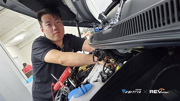 來自澳洲的汽車改裝品牌VAITRIX麥翠斯有最廣泛的車種適用產品，含汽油、柴油、油電混合車專用電子油門控制加速器，搭配外掛晶片及內寫，達到最高品質且無後遺症之動力提升，也可由專屬藍芽App–AirForce GO切換一階、二階、三階ECU模式。外掛晶片及電子油門控制器不影響原車引擎保固，搭配不眩光儀錶，提升馬力同時監控愛車狀況。VAITRIX另有馬力提升專用水噴射可程式電腦及全組套件，改裝愛車不傷車。  適用品牌車款： Audi奧迪、BMW寶馬、Porsche保時捷、Benz賓士、Honda本田、Toyota豐田、Mitsubishi三菱、Mazda馬自達、Nissan日產、Subaru速霸陸、VW福斯、Volvo富豪、Luxgen納智捷、Ford福特、Chevrolet雪佛蘭、Hyundai現代、Skoda; Altis、crv、chr、kicks、cla45、ct200h、q2、camry、golf gti、polo、kuga、tiida、u7、rav4、odyssey...等。