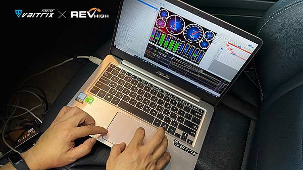 【高CP值1階配方】 來自澳洲的汽車改裝品牌VAITRIX麥翠斯有最廣泛的車種適用產品,含汽油、柴油、油電混合車專用電子油門控制加速器,搭配外掛晶片及內寫,高品質且無後遺症之動力提升,也可由專屬藍芽App–AirForce GO切換一階、二階、三階ECU模式。外掛晶片及電子油門控制器不影響原車引擎保固,搭配不眩光儀錶,提升馬力同時監控愛車狀況。另有馬力提升專用水噴射可程式電腦及套件,改裝愛車不傷車。適用品牌車款: Audi奧迪、BMW寶馬、Porsche保時捷、Benz賓士、Honda本田、Toyota豐田、Mitsubishi三菱、Mazda馬自達、Nissan日產、Subaru速霸陸、VW福斯、Volvo富豪、Luxgen納智捷、Ford福特、Hyundai現代、Skoda、Mini; Altis、crv、chr、kicks、cla45、Focus mk4、 sienta 、camry、golf gti、polo、kuga、tiida、u7、rav4、odyssey、Santa Fe新土匪、C63s、Lancer Fortis、Elantra Sport、Auris、Mini R56、ST LINE、535i...等。