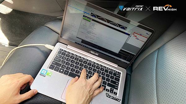 【高CP值1階配方】 來自澳洲的汽車改裝品牌VAITRIX麥翠斯有最廣泛的車種適用產品,含汽油、柴油、油電混合車專用電子油門控制加速器,搭配外掛晶片及內寫,高品質且無後遺症之動力提升,也可由專屬藍芽App–AirForce GO切換一階、二階、三階ECU模式。外掛晶片及電子油門控制器不影響原車引擎保固,搭配不眩光儀錶,提升馬力同時監控愛車狀況。另有馬力提升專用水噴射可程式電腦及套件,改裝愛車不傷車。適用品牌車款: Audi奧迪、BMW寶馬、Porsche保時捷、Benz賓士、Honda本田、Toyota豐田、Mitsubishi三菱、Mazda馬自達、Nissan日產、Subaru速霸陸、VW福斯、Volvo富豪、Luxgen納智捷、Ford福特、Hyundai現代、Skoda、Mini; Altis、crv、chr、kicks、cla45、Focus mk4、 sienta 、camry、golf gti、polo、kuga、tiida、u7、rav4、odyssey、Santa Fe新土匪、C63s、Lancer Fortis、Elantra Sport、Auris、Mini R56、ST LINE、535i...等。
