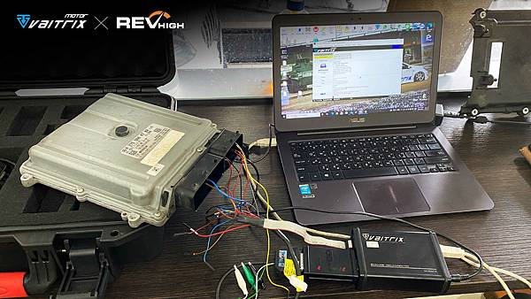 【自然進氣引擎改裝曙光】 來自澳洲的汽車改裝品牌VAITRIX麥翠斯有最廣泛的車種適用產品,含汽油、柴油、油電混合車專用電子油門控制加速器,搭配外掛晶片及內寫,高品質且無後遺症之動力提升,也可由專屬藍芽App–AirForce GO切換一階、二階、三階ECU模式。外掛晶片及電子油門控制器不影響原車引擎保固,搭配不眩光儀錶,提升馬力同時監控愛車狀況。另有馬力提升專用水噴射可程式電腦及套件,改裝愛車不傷車。適用品牌車款: Audi奧迪、BMW寶馬、Porsche保時捷、Benz賓士、Honda本田、Toyota豐田、Mitsubishi三菱、Mazda馬自達、Nissan日產、Subaru速霸陸、VW福斯、Volvo富豪、Luxgen納智捷、Ford福特、Hyundai現代、Skoda斯柯達、Mini; Altis、CRV、CHR、Kicks、Cla45、Focus mk4、Sienta 、Camry、Golf GTI、Polo、Kuga、Tiida、U7、Rav4、Odyssey、Santa Fe新土匪、C63s、Lancer Fortis、Elantra Sport、Auris、Mini R56、ST LINE、535i、Tiguan、RS6 AVANT...等。