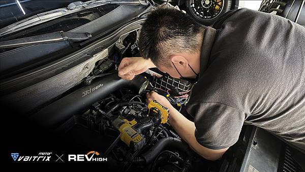 來自澳洲的汽車改裝品牌VAITRIX麥翠斯有最廣泛的車種適用產品，含汽油、柴油、油電混合車專用電子油門控制加速器，搭配外掛晶片及內寫，高品質且無後遺症之動力提升，也可由專屬藍芽App–AirForce GO切換一階、二階、三階ECU模式。外掛晶片及電子油門控制器不影響原車引擎保固，搭配不眩光儀錶，提升馬力同時監控愛車狀況。另有馬力提升專用水噴射可程式電腦及套件，改裝愛車不傷車。適用品牌車款： Audi奧迪、BMW寶馬、Porsche保時捷、Benz賓士、Honda本田、Toyota豐田、Mitsubishi三菱、Mazda馬自達、Nissan日產、Subaru速霸陸、VW福斯、Volvo富豪、Luxgen納智捷、Ford福特、Hyundai現代、Skoda斯柯達、Mini; Altis、CRV、CHR、Kicks、Cla45、Focus mk4、Sienta 、Camry、Golf GTI、Polo、Kuga、Tiida、U7、Rav4、Odyssey、Santa Fe新土匪、C63s、Lancer Fortis、Elantra Sport、Auris、Mini R56、ST LINE、535i、Tiguan、RS6 AVANT、 Tiguan R...等。