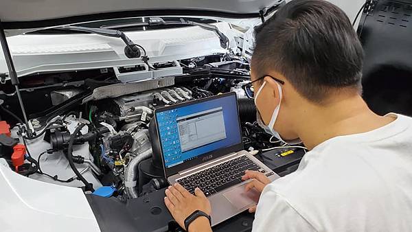 來自澳洲的汽車改裝品牌VAITRIX麥翠斯有最廣泛的車種適用產品，含汽油、柴油、油電混合車專用電子油門控制加速器，搭配外掛晶片及內寫，高品質且無後遺症之動力提升，也可由專屬藍芽App–AirForce GO切換一階、二階、三階ECU模式。外掛晶片及電子油門控制器不影響原車引擎保固，搭配不眩光儀錶，提升馬力同時監控愛車狀況。另有馬力提升專用水噴射可程式電腦及套件，改裝愛車不傷車。適用品牌車款： Audi奧迪、BMW寶馬、Porsche保時捷、Benz賓士、Honda本田、Toyota豐田、Mitsubishi三菱、Mazda馬自達、Nissan日產、Subaru速霸陸、VW福斯、Volvo富豪、Luxgen納智捷、Ford福特、Hyundai現代、Skoda斯柯達、Mini; Altis、CRV、CHR、Kicks、Cla45、Focus mk4、Sienta 、Camry、Golf GTI、Polo、Kuga、Tiida、U7、Rav4、Odyssey、Santa Fe新土匪、C63s、Lancer Fortis、Elantra Sport、Auris、Mini R56、ST LINE、535i、Tiguan、RS6 AVANT、 Tiguan R、C300...等。