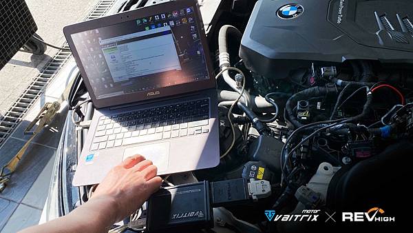 來自澳洲的汽車改裝品牌VAITRIX麥翠斯有最廣泛的車種適用產品，含汽油、柴油、油電混合車專用電子油門控制加速器，搭配外掛晶片及內寫，高品質且無後遺症之動力提升，也可由專屬藍芽App–AirForce GO切換一階、二階、三階ECU模式。外掛晶片及電子油門控制器不影響原車引擎保固，搭配不眩光儀錶，提升馬力同時監控愛車狀況。另有馬力提升專用水噴射可程式電腦及套件，改裝愛車不傷車。適用品牌車款： Audi奧迪、BMW寶馬、Porsche保時捷、Benz賓士、Honda本田、Toyota豐田、Mitsubishi三菱、Mazda馬自達、Nissan日產、Subaru速霸陸、VW福斯、Volvo富豪、Luxgen納智捷、Ford福特、Hyundai現代、Skoda斯柯達、Mini、Ferrari 法拉利、Lamborghini藍寶堅尼 ; Altis、CRV、CHR、Kicks、Cla45、Focus mk4、Sienta 、Camry、Golf GTI、Polo、Kuga、Tiida、U7、Rav4、Odyssey、Santa Fe新土匪、C63s、Lancer Fortis、Elantra Sport、Auris、Mini R56、ST LINE、535i、Tiguan、RS6 AVANT、 Tiguan R、C300、Hilux...等。