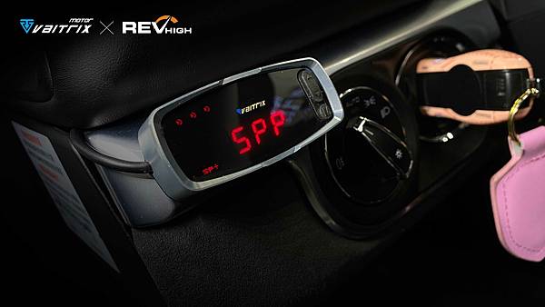 【981效能提升】 來自澳洲的汽車改裝品牌VAITRIX麥翠斯有最廣泛的車種適用產品,含汽油、柴油、油電混合車專用電子油門控制加速器,搭配外掛晶片及內寫,高品質且無後遺症之動力提升,也可由專屬藍芽App–AirForce GO切換一階、二階、三階ECU模式。外掛晶片及電子油門控制器不影響原車引擎保固,搭配不眩光儀錶,提升馬力同時監控愛車狀況。另有馬力提升專用水噴射可程式電腦及套件,改裝愛車不傷車。適用品牌車款: Audi奧迪、BMW寶馬、Porsche保時捷、Benz賓士、Honda本田、Toyota豐田、Mitsubishi三菱、Mazda馬自達、Nissan日產、Subaru速霸陸、VW福斯、Volvo富豪、Luxgen納智捷、Ford福特、Hyundai現代、Skoda、Mini; Altis、crv、chr、kicks、cla45、Focus mk4、 sienta 、camry、golf gti、polo、kuga、tiida、u7、rav4、odyssey、Santa Fe新土匪、C63s、Lancer Fortis、Elantra Sport、Auris、Mini R56、ST LINE、535i、G63、RS6、RS7、M8、330i、E63、S63...等。