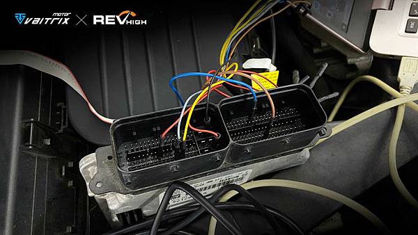 來自澳洲的汽車改裝品牌VAITRIX麥翠斯有最廣泛的車種適用產品，含汽油、柴油、油電混合車專用電子油門控制加速器，搭配外掛晶片及內寫，高品質且無後遺症之動力提升，也可由專屬藍芽App–AirForce GO切換一階、二階、三階ECU模式。外掛晶片及電子油門控制器不影響原車引擎保固，搭配不眩光儀錶，提升馬力同時監控愛車狀況。另有馬力提升專用水噴射可程式電腦及套件，改裝愛車不傷車。適用品牌車款： Audi奧迪、BMW寶馬、Porsche保時捷、Benz賓士、Honda本田、Toyota豐田、Mitsubishi三菱、Mazda馬自達、Nissan日產、Subaru速霸陸、VW福斯、Volvo富豪、Luxgen納智捷、Ford福特、Hyundai現代、Skoda、Mini; Altis、crv、chr、kicks、cla45、Focus mk4、 sienta 、camry、golf gti、polo、kuga、tiida、u7、rav4、odyssey、Santa Fe新土匪、C63s、Lancer Fortis、Elantra Sport、Auris、Mini R56、ST LINE、535i、G63、RS6、RS7、M8、330i、E63、S63...等。