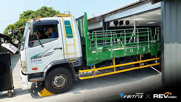 來自澳洲的汽車改裝品牌VAITRIX麥翠斯有最廣泛的車種適用產品，含汽油、柴油、油電混合車專用電子油門控制加速器，搭配外掛晶片及內寫，高品質且無後遺症之動力提升，也可由專屬藍芽App–AirForce GO切換一階、二階、三階ECU模式。外掛晶片及電子油門控制器不影響原車引擎保固，搭配不眩光儀錶，提升馬力同時監控愛車狀況。另有馬力提升專用水噴射可程式電腦及套件，改裝愛車不傷車。適用品牌車款： Audi奧迪、BMW寶馬、Porsche保時捷、Benz賓士、Honda本田、Toyota豐田、Mitsubishi三菱、Mazda馬自達、Nissan日產、Subaru速霸陸、VW福斯、Volvo富豪、Luxgen納智捷、Ford福特、Hyundai現代、Skoda、Mini; Altis、crv、chr、kicks、cla45、Focus mk4、 sienta 、camry、golf gti、polo、kuga、tiida、u7、rav4、odyssey、Santa Fe新土匪、C63s、Lancer Fortis、Elantra Sport、Auris、Mini R56、ST LINE、535i、G63、RS6、RS7、M8、330i、E63、S63...等。