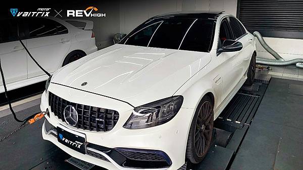 來自澳洲的汽車改裝品牌VAITRIX麥翠斯有最廣泛的車種適用產品,含汽油、柴油、油電混合車專用電子油門控制加速器,還能搭配外掛晶片及內寫,高品質且無後遺症之動力提升。外掛晶片可以選配由專屬藍芽App–AirForce GO切換一階、二階、三階ECU模式。 外掛晶片及電子油門控制器不影響原車引擎保固。搭配VAITRIX不眩光儀錶,渦輪壓力/水溫/油溫等應有盡有,使用原廠感知器對接,數據呈現100%正解,提升馬力同時監控愛車狀況。 最佳性能提升就選擇專用水噴電腦及套件,降溫效果最好,性能穩定提升,正確使用動力加倍不傷引擎。 在VAITRIX動力升級,完整實現客製化調校,根據車況、已改裝硬體與客戶需求調整程式。搭配馬力機驗證與HP TUNERS數據流,讓改裝沒有後顧之憂! 適用品牌車款: Audi奧迪、BMW寶馬、Porsche保時捷、Benz賓士、Honda本田、Toyota豐田、Mitsubishi三菱、Mazda馬自達、Nissan日產、Subaru速霸陸、VW福斯、Volvo富豪、Luxgen納智捷、Ford福特、Hyundai現代、Skoda速可達、Mini、MG; Altis、crv、chr、kicks、cla45、Focus mk4、 sienta 、camry、golf gti、golf 8、polo、kuga、rav4、odyssey、Santa Fe新土匪、C63s、Elantra Sport、Auris、Mini R56、540i、G63、RS6、RS7、M8、330i、E63、S63、HS、A180、Kamiq、Kodiaq、X3、Macan、Q3...等。 Truck卡車: Mitsubishi Fuso三菱扶桑、Hino日野、DAF達富、IVECO威凱、ISUZU五十鈴、SCANIA斯堪尼亞; Canter堅達、Fighter、Super Great、300 系、700系、CF85、LF45、LF55、L系、G系、R系、S系、Daily、Eurocargo、NQR、NPR、NMR、NRR Motor重機: BMW寶馬、Ducati杜卡迪、Honda本田、Yamaha山葉、Aprilia阿普利亞、KTM、Husqvarna胡斯瓦那、Kawasaki川崎、Suzuki鈴木; S1000RR、S1000R、R1200GS、R9T、R1200GS、Scrambler、Monster、Panigale、Streetfighter、Supersport、Superbike、XDiavel、Hypermotard、RSV、SMC、Supermoto、Ninja、ZX-12R、ZX-6R、T-Max、Tenere、MT、Hayabusa、V-Strom、GSX-S1000