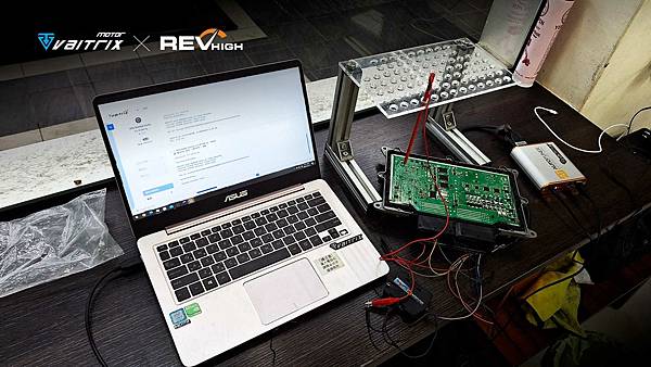來自澳洲的汽車改裝品牌VAITRIX麥翠斯有最廣泛的車種適用產品，含汽油、柴油、油電混合車專用電子油門控制加速器，還能搭配外掛晶片及內寫，高品質且無後遺症之動力提升。外掛晶片可以選配由專屬藍芽App–AirForce GO切換一階、二階、三階ECU模式。  外掛晶片及電子油門控制器不影響原車引擎保固。搭配VAITRIX不眩光儀錶，渦輪壓力/水溫/油溫等應有盡有，使用原廠感知器對接，數據呈現100%正解，提升馬力同時監控愛車狀況。   最佳性能提升就選擇專用水噴電腦及套件，降溫效果最好，性能穩定提升，正確使用動力加倍不傷引擎。   在VAITRIX動力升級，完整實現客製化調校，根據車況、已改裝硬體與客戶需求調整程式。搭配馬力機驗證與HP TUNERS數據流，讓改裝沒有後顧之憂！   適用品牌車款： Audi奧迪、BMW寶馬、Porsche保時捷、Benz賓士、Honda本田、Toyota豐田、Mitsubishi三菱、Mazda馬自達、Nissan日產、Subaru速霸陸、VW福斯、Volvo富豪、Luxgen納智捷、Ford福特、Hyundai現代、Skoda斯柯達、Mini、MG、Altis、crv、chr、kicks、cla45、Focus mk4、 sienta 、camry、golf gti、golf 8、polo、kuga、rav4、odyssey、Santa Fe、C63s、Elantra Sport、Auris、Mini R56、540i、G63、RS6、RS7、M8、330i、E63、S63、HS、A180、Kamiq、Kodiaq、X3、Macan、Q3...等。   Truck卡車： Mitsubishi Fuso三菱扶桑、Hino日野、DAF達富、IVECO威凱、ISUZU五十鈴、SCANIA斯堪尼亞; Canter堅達、Fighter、Super Great、300 系、700系、CF85、LF45、LF55、L系、G系、R系、S系、Daily、Eurocargo、NQR、NPR、NMR、NRR   Motor重機： BMW寶馬、Ducati杜卡迪、Honda本田、Yamaha山葉、Aprilia阿普利亞、KTM、Husqvarna海絲瓜、Kawasaki川崎、Suzuki鈴木; S1000RR、S1000R、R1200GS、R9T、R1200GS、Scrambler、Monster、Panigale、Streetfighter、Supersport、Superbike、XDiavel、Hypermotard、RSV、SMC、Supermoto、Ninja、ZX-12R、ZX-6R、T-Max、Tenere、MT、Hayabusa、V-Strom、GSX-S1000