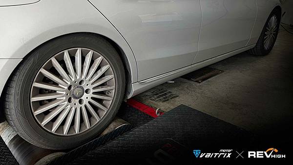 VAITRIX 汽車改裝電腦 動力改裝 Mercedes-Benz C200 W206 內寫 客製化調整 來自澳洲的汽車改裝品牌VAITRIX麥翠斯有最廣泛的車種適用產品,含汽油、柴油、油電混合車專用電子油門控制加速器,還能搭配外掛晶片及內寫,高品質且無後遺症之動力提升。外掛晶片可以選配由專屬藍芽App–AirForce GO切換一階、二階、三階ECU模式。 外掛晶片及電子油門控制器不影響原車引擎保固。搭配VAITRIX不眩光儀錶,渦輪壓力/水溫/油溫等應有盡有,使用原廠感知器對接,數據呈現100%正解,提升馬力同時監控愛車狀況。 最佳性能提升就選擇專用水噴電腦及套件,降溫效果最好,性能穩定提升,正確使用動力加倍不傷引擎。 在VAITRIX動力升級,完整實現客製化調校,根據車況、已改裝硬體與客戶需求調整程式。搭配馬力機驗證與HP TUNERS數據流,讓改裝沒有後顧之憂! 適用品牌車款: Audi奧迪、BMW寶馬、Porsche保時捷、Benz賓士、Honda本田、Toyota豐田、Mitsubishi三菱、Mazda馬自達、Nissan日產、Subaru速霸陸、VW福斯、Volvo富豪、Luxgen納智捷、Ford福特、Hyundai現代、Skoda斯柯達、Mini、MG、Altis、crv、chr、kicks、cla45、Focus mk4、 sienta 、camry、golf gti、golf 8、polo、kuga、rav4、odyssey、Santa Fe、C63s、Elantra Sport、Auris、Mini R56、540i、G63、RS6、RS7、M8、330i、E63、S63、HS、A180、Kamiq、Kodiaq、X3、Macan、Q3...等。 Truck卡車: Mitsubishi Fuso三菱扶桑、Hino日野、DAF達富、IVECO威凱、ISUZU五十鈴、SCANIA斯堪尼亞; Canter堅達、Fighter、Super Great、300 系、700系、CF85、LF45、LF55、L系、G系、R系、S系、Daily、Eurocargo、NQR、NPR、NMR、NRR Motor重機: BMW寶馬、Ducati杜卡迪、Honda本田、Yamaha山葉、Aprilia阿普利亞、KTM、Husqvarna海絲瓜、Kawasaki川崎、Suzuki鈴木; S1000RR、S1000R、R1200GS、R9T、R1200GS、Scrambler、Monster、Panigale、Streetfighter、Supersport、Superbike、XDiavel、Hypermotard、RSV、SMC、Supermoto、Ninja、ZX-12R、ZX-6R、T-Max、Tenere、MT、Hayabusa、V-Strom、GSX-S1000