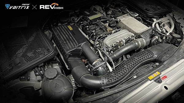 VAITRIX 汽車改裝電腦 動力改裝 Mercedes-Benz C200 W206 內寫 客製化調整 來自澳洲的汽車改裝品牌VAITRIX麥翠斯有最廣泛的車種適用產品,含汽油、柴油、油電混合車專用電子油門控制加速器,還能搭配外掛晶片及內寫,高品質且無後遺症之動力提升。外掛晶片可以選配由專屬藍芽App–AirForce GO切換一階、二階、三階ECU模式。 外掛晶片及電子油門控制器不影響原車引擎保固。搭配VAITRIX不眩光儀錶,渦輪壓力/水溫/油溫等應有盡有,使用原廠感知器對接,數據呈現100%正解,提升馬力同時監控愛車狀況。 最佳性能提升就選擇專用水噴電腦及套件,降溫效果最好,性能穩定提升,正確使用動力加倍不傷引擎。 在VAITRIX動力升級,完整實現客製化調校,根據車況、已改裝硬體與客戶需求調整程式。搭配馬力機驗證與HP TUNERS數據流,讓改裝沒有後顧之憂! 適用品牌車款: Audi奧迪、BMW寶馬、Porsche保時捷、Benz賓士、Honda本田、Toyota豐田、Mitsubishi三菱、Mazda馬自達、Nissan日產、Subaru速霸陸、VW福斯、Volvo富豪、Luxgen納智捷、Ford福特、Hyundai現代、Skoda斯柯達、Mini、MG、Altis、crv、chr、kicks、cla45、Focus mk4、 sienta 、camry、golf gti、golf 8、polo、kuga、rav4、odyssey、Santa Fe、C63s、Elantra Sport、Auris、Mini R56、540i、G63、RS6、RS7、M8、330i、E63、S63、HS、A180、Kamiq、Kodiaq、X3、Macan、Q3...等。 Truck卡車: Mitsubishi Fuso三菱扶桑、Hino日野、DAF達富、IVECO威凱、ISUZU五十鈴、SCANIA斯堪尼亞; Canter堅達、Fighter、Super Great、300 系、700系、CF85、LF45、LF55、L系、G系、R系、S系、Daily、Eurocargo、NQR、NPR、NMR、NRR Motor重機: BMW寶馬、Ducati杜卡迪、Honda本田、Yamaha山葉、Aprilia阿普利亞、KTM、Husqvarna海絲瓜、Kawasaki川崎、Suzuki鈴木; S1000RR、S1000R、R1200GS、R9T、R1200GS、Scrambler、Monster、Panigale、Streetfighter、Supersport、Superbike、XDiavel、Hypermotard、RSV、SMC、Supermoto、Ninja、ZX-12R、ZX-6R、T-Max、Tenere、MT、Hayabusa、V-Strom、GSX-S1000
