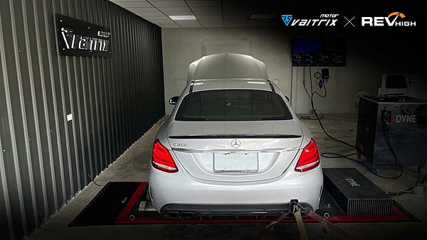 VAITRIX 汽車改裝電腦 動力改裝 Mercedes-Benz C200 W206 內寫 客製化調整 來自澳洲的汽車改裝品牌VAITRIX麥翠斯有最廣泛的車種適用產品,含汽油、柴油、油電混合車專用電子油門控制加速器,還能搭配外掛晶片及內寫,高品質且無後遺症之動力提升。外掛晶片可以選配由專屬藍芽App–AirForce GO切換一階、二階、三階ECU模式。 外掛晶片及電子油門控制器不影響原車引擎保固。搭配VAITRIX不眩光儀錶,渦輪壓力/水溫/油溫等應有盡有,使用原廠感知器對接,數據呈現100%正解,提升馬力同時監控愛車狀況。 最佳性能提升就選擇專用水噴電腦及套件,降溫效果最好,性能穩定提升,正確使用動力加倍不傷引擎。 在VAITRIX動力升級,完整實現客製化調校,根據車況、已改裝硬體與客戶需求調整程式。搭配馬力機驗證與HP TUNERS數據流,讓改裝沒有後顧之憂! 適用品牌車款: Audi奧迪、BMW寶馬、Porsche保時捷、Benz賓士、Honda本田、Toyota豐田、Mitsubishi三菱、Mazda馬自達、Nissan日產、Subaru速霸陸、VW福斯、Volvo富豪、Luxgen納智捷、Ford福特、Hyundai現代、Skoda斯柯達、Mini、MG、Altis、crv、chr、kicks、cla45、Focus mk4、 sienta 、camry、golf gti、golf 8、polo、kuga、rav4、odyssey、Santa Fe、C63s、Elantra Sport、Auris、Mini R56、540i、G63、RS6、RS7、M8、330i、E63、S63、HS、A180、Kamiq、Kodiaq、X3、Macan、Q3...等。 Truck卡車: Mitsubishi Fuso三菱扶桑、Hino日野、DAF達富、IVECO威凱、ISUZU五十鈴、SCANIA斯堪尼亞; Canter堅達、Fighter、Super Great、300 系、700系、CF85、LF45、LF55、L系、G系、R系、S系、Daily、Eurocargo、NQR、NPR、NMR、NRR Motor重機: BMW寶馬、Ducati杜卡迪、Honda本田、Yamaha山葉、Aprilia阿普利亞、KTM、Husqvarna海絲瓜、Kawasaki川崎、Suzuki鈴木; S1000RR、S1000R、R1200GS、R9T、R1200GS、Scrambler、Monster、Panigale、Streetfighter、Supersport、Superbike、XDiavel、Hypermotard、RSV、SMC、Supermoto、Ninja、ZX-12R、ZX-6R、T-Max、Tenere、MT、Hayabusa、V-Strom、GSX-S1000
