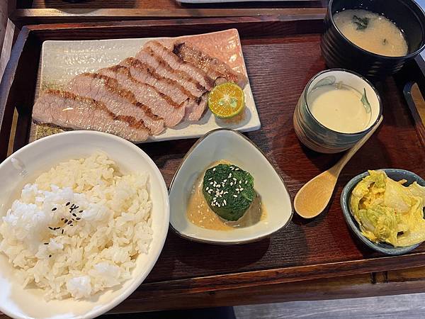 六朝天丼-松阪豬定食