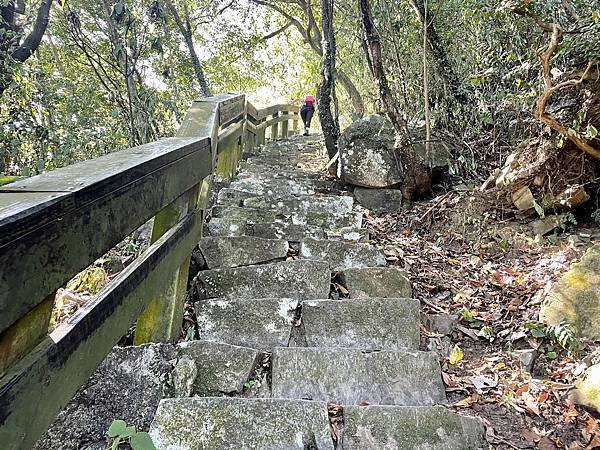 「新北石門」人氣尖山湖步道、青山瀑布步道、老梅冷泉秘境，給你