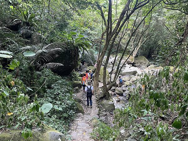 「新北石門」人氣尖山湖步道、青山瀑布步道、老梅冷泉秘境，給你