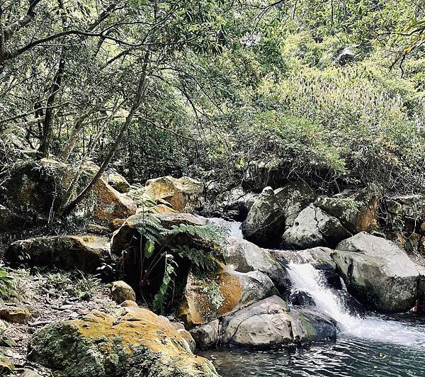 「新北石門」人氣尖山湖步道、青山瀑布步道、老梅冷泉秘境，給你