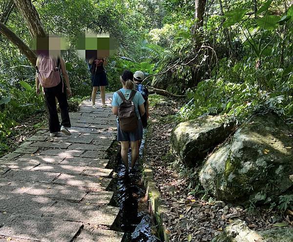 「新北石門」人氣尖山湖步道、青山瀑布步道、老梅冷泉秘境，給你