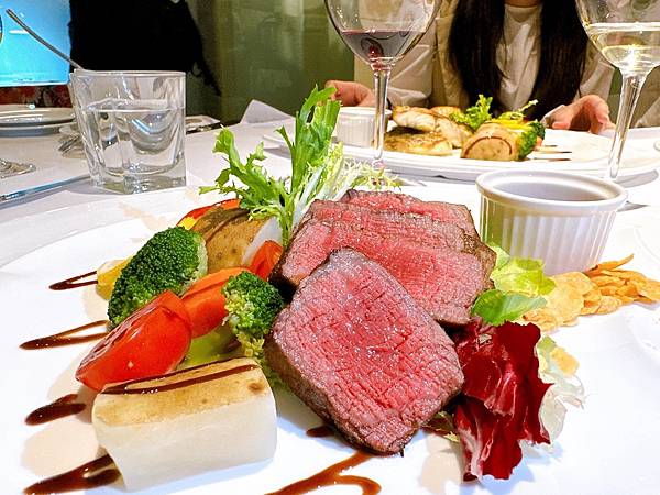 台中西屯美食 I 菲菲花園 西式排餐、浪漫約會餐廳 一秒帶你