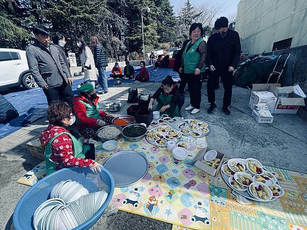 很幸運被熱情的村民邀請一起席地吃齋飯，好棒的體驗！「甘川洞文