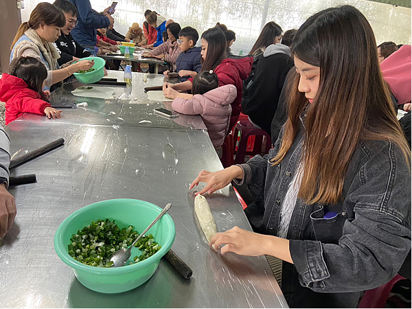 宜蘭三星景點〡星寶體驗農場好好玩〡製作蔥餅DIY還可以餵梅花