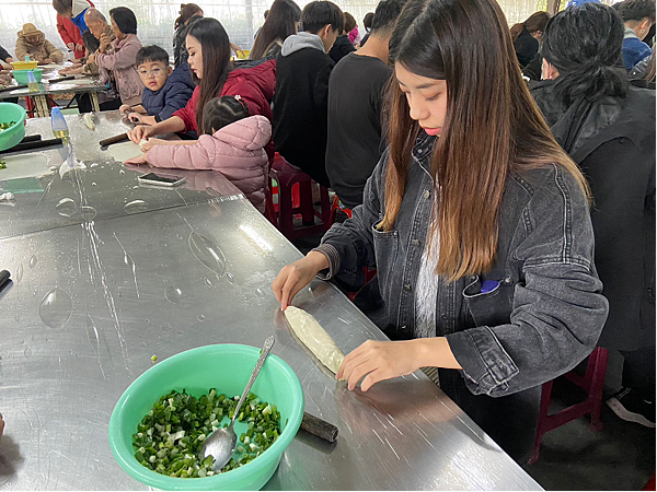 宜蘭三星景點〡星寶體驗農場好好玩〡製作蔥餅DIY還可以餵梅花