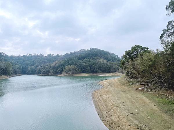 【新竹】寶山水庫湖畔群山圍繞,湖光山色一覽無遺，親民的健行步