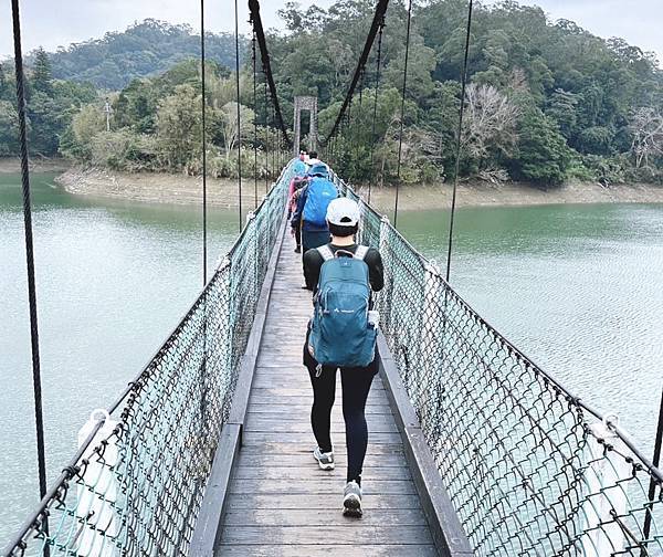 【新竹】寶山水庫湖畔群山圍繞,湖光山色一覽無遺，親民的健行步