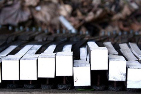 piano broken