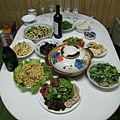 終於擺滿一桌了    中間的砂鍋是國慶哥的牛腩牛肚